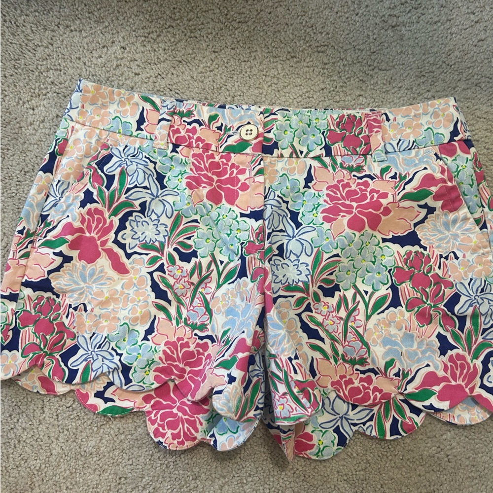 Crown & Ivy Shelby floral scalloped shorts, size 4